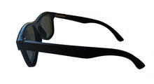 Load image into Gallery viewer, a pair of sunglasses with a white background
